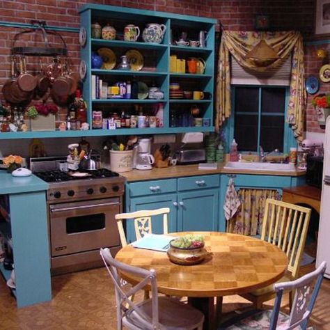 Monica’s quirky and colourful apartment kitchen in Friendsghkuk Friends Apartment Decor, Movie Kitchens, Colourful Apartment, Friends Kitchen, Kitchen Credenza, Friends Apartment, Diy Muebles Ideas, Colorful Apartment, Quirky Home Decor