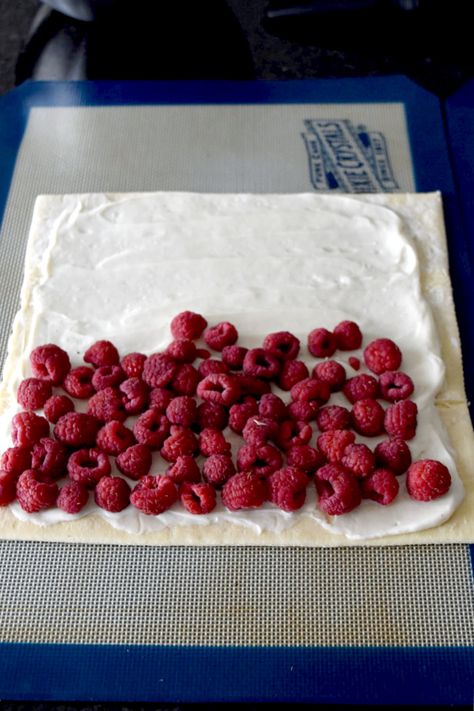 Puff Pastry With Raspberries, Raspberry And Puff Pastry, Raspberry Puff Pastry Desserts, Fresh Raspberry Desserts, Fresh Raspberry Recipes, Sweet Puff Pastry Recipes, Raspberry Danish, Puff Pastry Recipes Dinner, Philo Dough