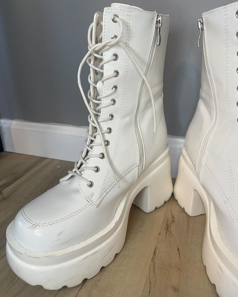 White chunky lace-up combat boots⚪️🤍◽️◻️🕊️ only worn a few times, has a couple of small scratches that are barely noticeable! Size: 10 selling for: $18 #combatboots #thriftfashion #thriftclothing #clothesforsale #sellingclothes Lace Up Combat Boots, Thrift Fashion, Selling Clothes, Clothes For Sale, Combat Boots, A Couple, Size 10, Lace Up, Boots