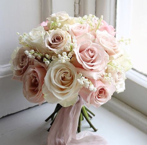 Rose Gold Wedding Dress The Bride Blush Pink Bridal Bouquets, Bride Bouquets Pastel, Pink And White Bouquet Wedding, Hydrangea Rose Bouquet, Pink And White Bouquet, Pink Rose Wedding Bouquet, Classic Wedding Bouquet, Simple Wedding Bouquets, Rose Bridal Bouquet