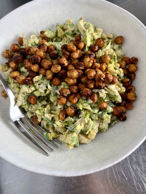 Cabbage Caesar Salad, Brussel Sprout Caesar Salad, Brussel Spouts, Salad Cauliflower, Chickpea Plant, Salad Cabbage, Crispy Roasted Chickpeas, Chickpeas Salad, Vegan Caesar Salad