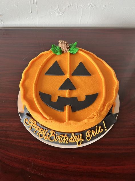 Halloween Cake Pumpkin, Pumpkin Design Cake, Simple Halloween Cake Ideas, Pumkin Cake, Jack O Lantern Cake, Pumpkin Shaped Cake, Carrot Cake Decoration, Halloween Pumpkin Cake, Dq Cakes