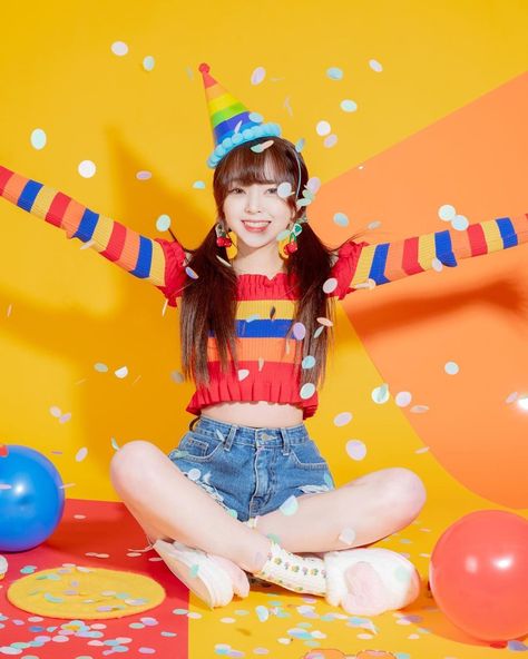 Childish Photoshoot, Birthday Pose Reference, Birthday Concept Photoshoot, Bright Photoshoot, Cheerful Pose, Flower Photoshoot Editorial, Korean Couple Photoshoot, Cute Birthday Pictures, Flower Photoshoot