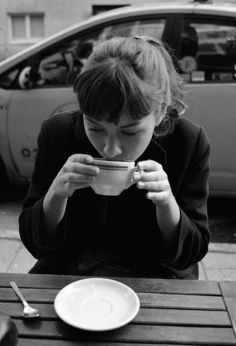 Anna Karina, 인물 사진, Audrey Hepburn, Coffee Break, White Photography, 그림 그리기, Black And White Photography, The Words, Photography Inspiration