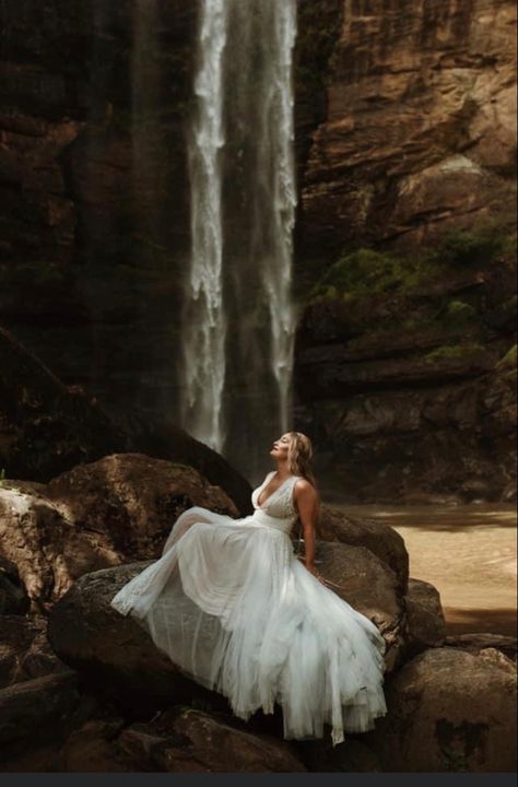 Waterfall Photo Shoot Ideas, Waterfall Wedding Photos, Waterfall Pre Wedding Shoot, Pre Wedding Shoot Ideas Waterfall, Yosemite Pictures, Waterfall Prewedding Shoot, Maternity Photo Shoot Waterfall, Waterfall Engagement Pictures, Water Wedding Photos