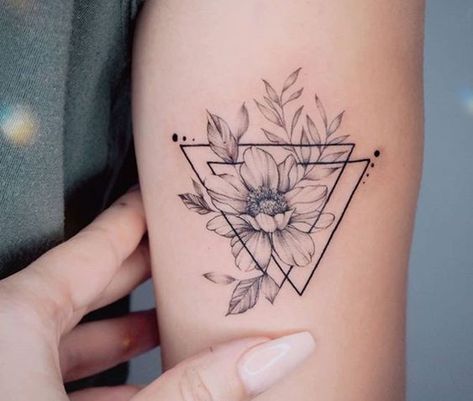 49 styles de tatouages pour femme pour vous inspirer Geometric Flower Tattoo, Lotus Flower Tattoo Design, Tattoo Thoughts, Favorite Tattoos, Triangle Tattoos, Forearm Tattoo Design, Forearm Tattoo Women, Awesome Tattoos, Lotus Tattoo