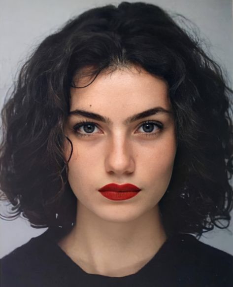 Zoia Mossour Short Hair, Zoia Mossour, Beauty Recipes Hair, Medium Curls, Peinados Fáciles Para Cabello Corto, Aesthetic People, Model Face, Curly Hair Cuts, Love Hair