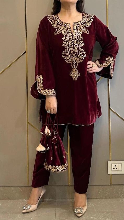 Velvet Cord Set, Salwar Suit Neck Designs, Kurta With Dupatta, Velvet Kurta, Short Frocks, Velvet Dress Designs, Cord Set, Fancy Tops