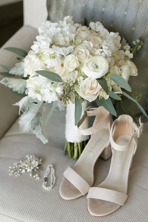 Wedding Shoes And Bouquet Photo, White And Blush Bridal Bouquet, Brides Flowers Bouquet, خواتم خطوبة, Blush Bridal Bouquet, Bride Flower, Rustic Modern Wedding, Wedding Details Photography, Wedding Picture Poses