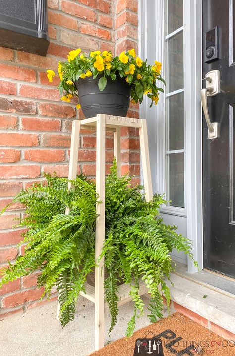 Make your own tiered plant stand - 100 Things 2 Do Lattice Privacy Screen, Ladder Plant Stand, Hot Tub Steps, Table Saw Stand, Free Building Plans, Tattoo Plant, Tall Plant Stands, Plant Stands Outdoor, Garden Wallpaper