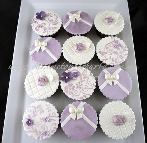 Mauve Cupcakes- bows, roses and stenciling. Cap Cake Design, Purple Cupcakes Ideas Simple, Mauve Cupcakes, Lilac Cupcakes Lavender, Bespoke Cupcakes, Violet Flower Cupcakes, Purple Frosted Cupcakes, Lavender Quinceanera, Cake Pop Bouquet