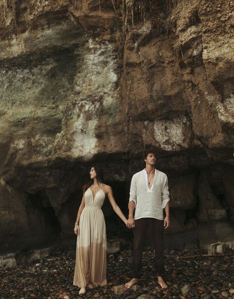 Hippie Photoshoot, Rock Photoshoot, Pre Wedding Praia, Rock Couple, Goa Wedding, Beach Photo Session, Pre Wedding Videos, Beach Engagement Photoshoot, Engagement Pictures Poses