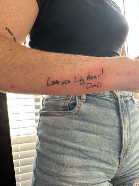 dads handwriting tattoo from note Handwriting From Loved One Tattoo, I Love You Dad Tattoo, Maiden Name Tattoo Dads Handwriting, Tattoo Ideas For Your Dad, Mom Handwriting Tattoo, Family Handwriting Tattoo, Parents Handwriting Tattoo, Dad Tattoos For Daughter, Love Dad Tattoo