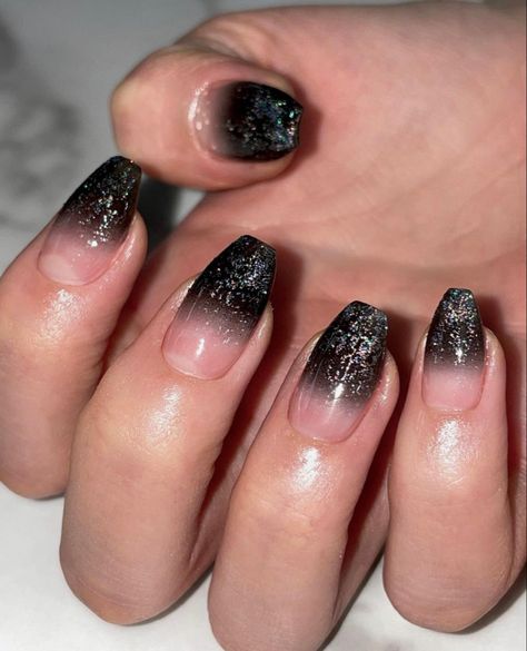 Black glitter ombre nude shimmer Black Glitter Gradient Nails, Black Nails Ideas Glitter, Ombre French Tips, Black Ombre Nails, Black French Tips, Ombre Nails Glitter, Dip Nails, Black Ombre, Round Nails