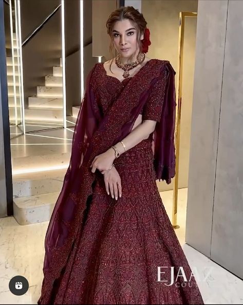 Maroon Velvet Lehenga, Golden Bridal Lehenga, Maroon Bridal Lehenga, Bridal Lehenga Designs, Latest Bridal Lehenga, Lehenga Red, Desi Wedding Dresses, Couple Wedding Dress, Indian Bride Outfits