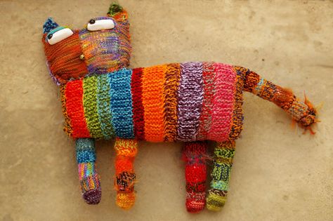 Patchwork Cat, Kat Haken, Rainbow Dog, Knitted Cat, Monster Dolls, Knitted Animals, Cat Doll, Cat Crafts, Creation Couture