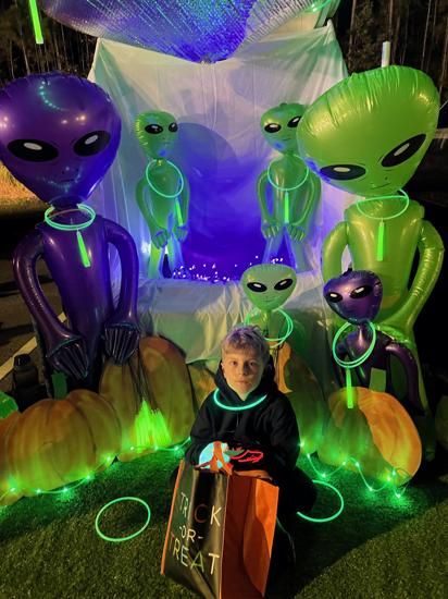 Alien Trunk Or Treat, Alien Halloween, Alien Invasion, Treat Ideas, Trunk Or Treat, Candy Bowl, Decorations Ideas, Trunk, Halloween Decorations