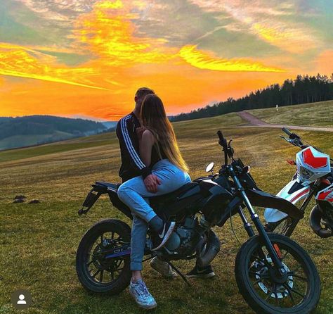 Motorbike Couple Goals, Mtb Couple, Dirt Bike Couple Pictures, Moto Couple, Dirt Bike Couple, Couple Moto, Motocross Couple, Motorcycle Couple Pictures, Acid Wallpaper