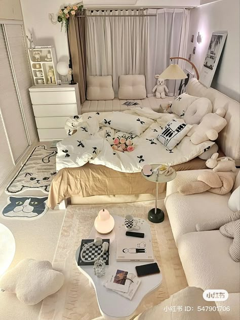 Korean Bed Frame, Aesthetic Bedroom Big, Korea Bedroom Style, Small Bedroom Big Bed, Big Bedroom Layout, Parent Bedroom, Korean Bedroom Ideas, Korean Bedroom, Bed Layout