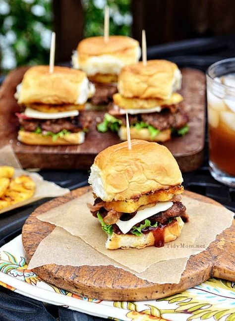 25 Delicious 4th Of July BBQ Ideas Party Snacks For Adults Appetizers, Hawaiian Burger Recipe, Aloha Burger, Party Snacks For Adults, Mini Burgers Sliders, Juicy Burger Recipe, Appetizers Finger Foods, Snacks For Adults, Hawaiian Burger