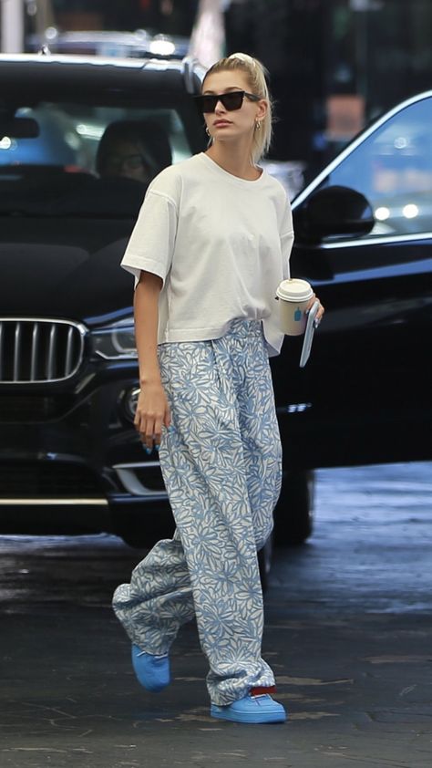 Hailey Baldwin Style Outfits, Hailey Baldwin Outfits, Hailey Baldwin Street Style, Hailey Baldwin Style, Models Off Duty Style, Mommy Outfits, Lazy Day Outfit, Pakistani Fashion Party Wear, Model Outfits