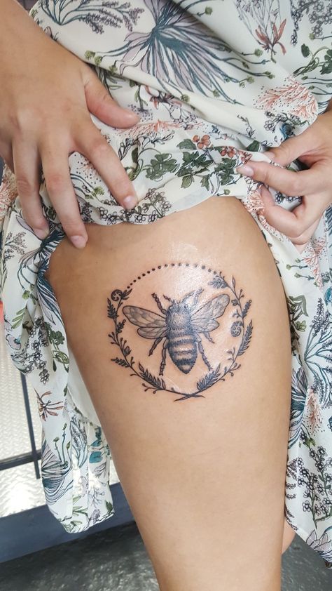 bee thigh tattoo Bee Thigh Tattoo, Bee Tattoos, Honey Bee Tattoo, Bumble Bee Tattoo, Frog Tattoo, Hip Thigh Tattoos, Tattoo Thigh, Tattoos Inspiration, Frog Tattoos