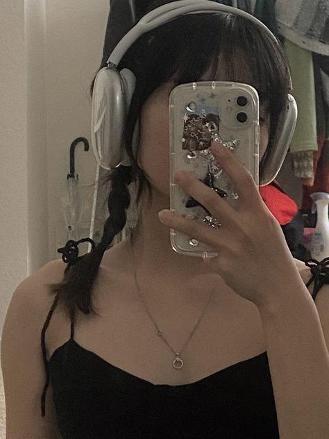 headphones outfit airpodsmax star phone case no face mirror selfie Poses With Headphones, No Face Mirror Selfie, Face Mirror Selfie, Headphones Outfit, Selfie Poses Ideas, Mirror Selfie Aesthetic, Face Mirror, Selfie Aesthetic, Star Phone Case