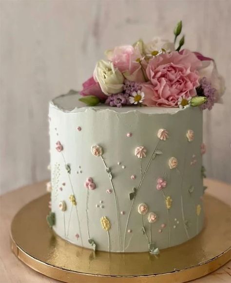 Easy Floral Cake Design, Easy Floral Cake, Dandelion Cake, Floral Cake Design, Cakes Flowers, Buttercream Flower, Buttercream Flower Cake, Simple Cake Designs, Simple Cake