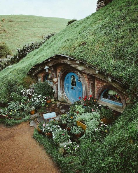 Hobbit House tucked in to a hill in New Zealand Casa Do Hobbit, Casa Hobbit, Travel Photography Nature, Underground Homes, Hobbit Hole, Hobbit House, Earth Homes, Earthship, World Photography