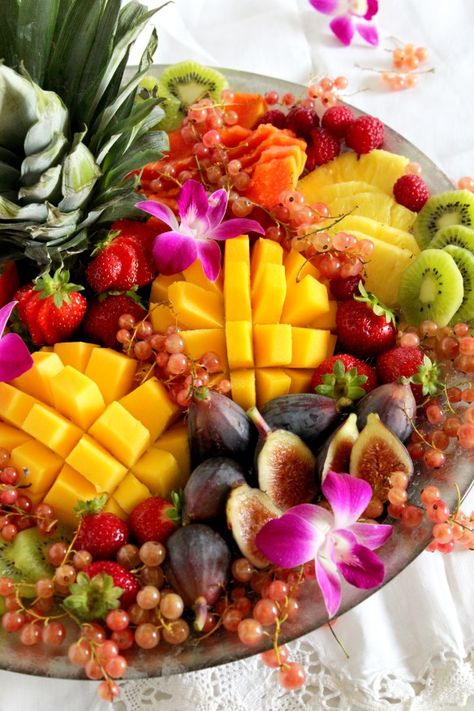 Tropical Fruit Recipes, Cookout Dishes, Tropical Fruit Smoothie, Berry Fruit Salad, Fruit Platter Designs, Tropical Food, Summer Salads With Fruit, Fruit Arrangements, Whole Food Diet