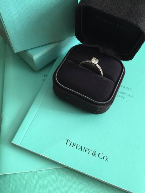 anel de noivado da tiffany & co - jóias tiffany & co Marriage Rings, Turquoise Aesthetic, Tiffany Rings, Tiffany And Co Jewelry, Jewelry Store Design, Marriage Ring, Promise Rings For Couples, Tiffany Jewelry, Dream Engagement