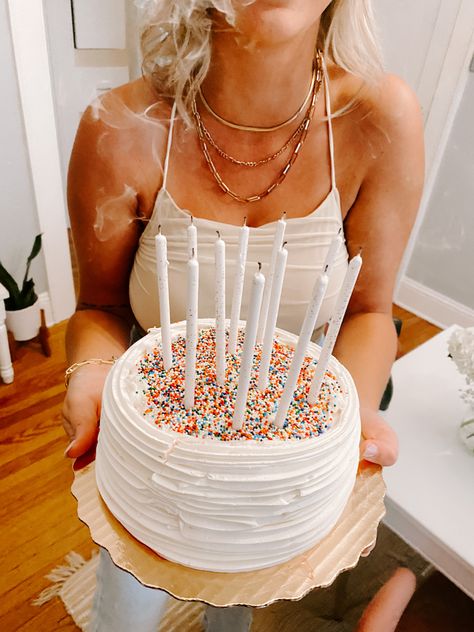 Diy Birthday Cake For Women, Easy 30th Birthday Cake, Cake Designs Birthday Aesthetic, Simply Birthday Cake Ideas, Trendy Cakes 2022, Bday Cake Ideas For Women, Diy Birthday Cake Decorating, Trendy Birthday Cakes For Women, Cake Designs Aesthetic