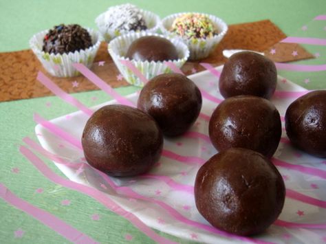 We would relish these addictive chocolate wonders during our growing years. In recent past these impressive treats have  re-appeared in my kitchen. For Nehal. :) They are incredibly sweet, making them an ideal dessert for kiddy parties. You can add nuts for some crunch or decorate with granulated sugar, sprinkles or coconut flakes. Marie Biscuit Recipes, Choco Balls Recipe, Marie Biscuit Cake, Choco Balls, Chocolate Balls Recipe, Marie Biscuits, Goa Food, Tiffin Recipes, Coconut Burfi