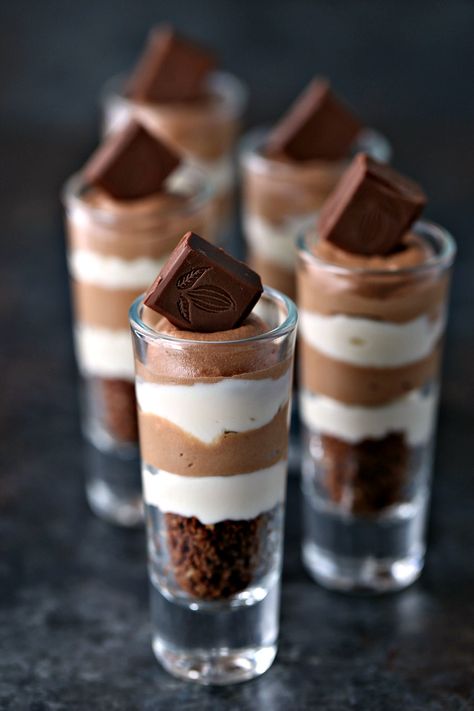 No Bake Coffee Dessert Cups, Shooter Desserts, Mini Chocolate Mousse, Christmas Canapés, Dessert Shooters Recipes, Chocolate Mousse Cheesecake, Shot Glass Desserts, Mousse Cheesecake, Desert Cups