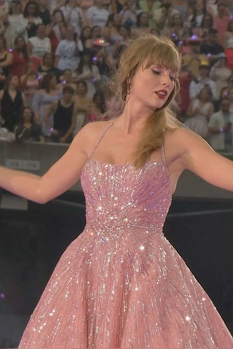 Cincinnati night 2 | credit: @Reillymariee on twitter #taylorswiftedit #taylorswift #theerastour #swiftie #speaknow Aubrey Core, Shelby Core, Eras Tour Pictures, Olivia And Taylor, Speak Now Aesthetic, Funny Taylor Swift, Tour Pictures, Eras Tour Photos, Speak Now Tv