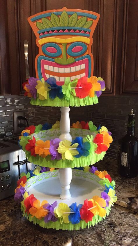 Luau themed cupcake stand Pool Party Ideas For Kids, Hawaii Birthday Party, Hawaii Themed Party, 4de Verjaardag, Festa Moana Baby, Pool Party Ideas, Party Fruit, Rose Cupcake, Hawaiian Party Theme