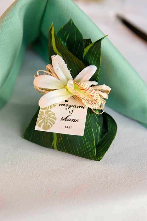 For a tropical wedding - the favor is wrapped in a leaf and decorated with orchid Art Deco Wedding Favors, Hawaiian Wedding Favors, Tropical Wedding Favor, Brown Things, Wedding Favors And Gifts, Wedding Souvenir, Fiesta Tropical, Wedding Favors Cheap, Beach Wedding Favors