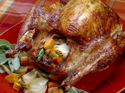 Bobby Flay Turkey, Turkey Roasted, Roasted Turkey Recipe, Turkey Video, Herb Roasted Turkey, Roast Turkey Recipes, Fresh Turkey, Video Food, Homemade Chicken Stock