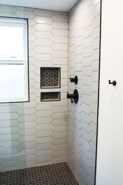 30 Ideas for Gorgeous Shower and Bathroom Tiles Slate Tile Floor Bathroom Ideas, Wooden Backsplash Bathroom, Bathroom Tile Schemes, Cleo Tile Bathroom, Modern Black And White Bathroom, Farmhouse Shower Tile, White Shower Tile, Makeover Kamar Mandi, Spare Bathroom