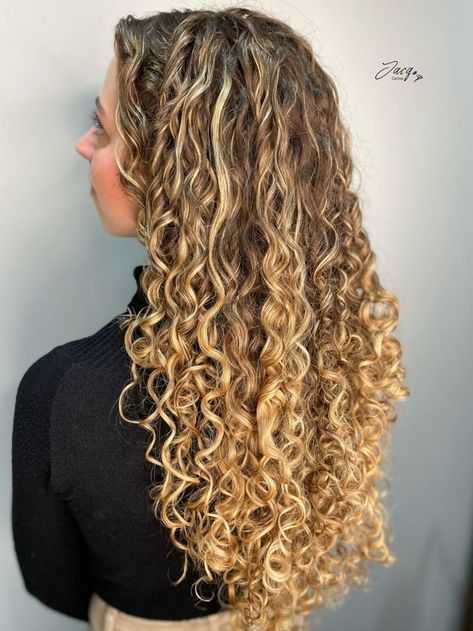 Curly Light Brown Hair, Blonde Highlights Curly Hair, Highlights Curly, Girl Hair Colors, Highlights Curly Hair, Blonde Curly Hair, Beautiful Curly Hair, Curly Girl Hairstyles, Hairstyle Look