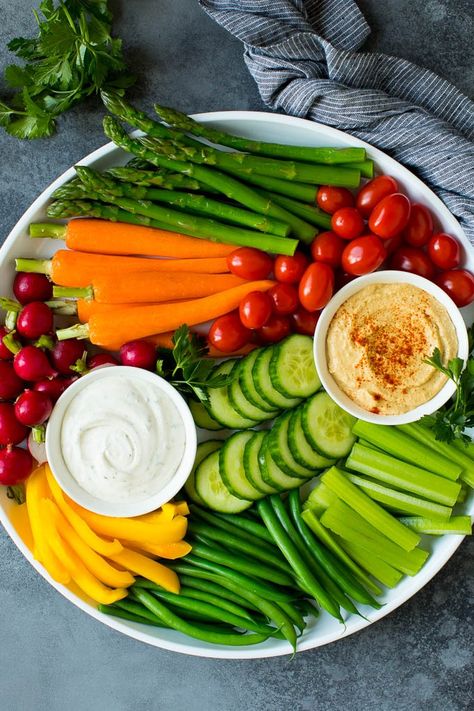 This homemade veggie tray is an assortment of colorful vegetables paired with a variety of flavorful dips. Crudite Platter, Bite Size Snacks, Vegetable Tray, Vegetable Platter, Colorful Vegetables, Charcuterie Recipes, Veggie Tray, Läcker Mat, Food Platters