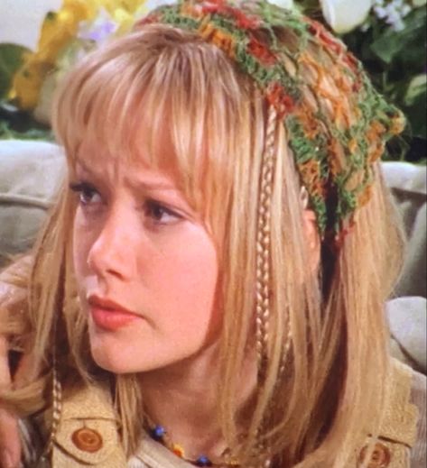 Crimped Hair 90s, Lizzie Mcguire Miranda Outfits, 00s Hair Styles, 2000s Headband, Lizzie Mcguire Hairstyles, 2000s Braid Hairstyles, Lizzie Mcguire Hair, Hairstyles 00s, Early 2000s Hair