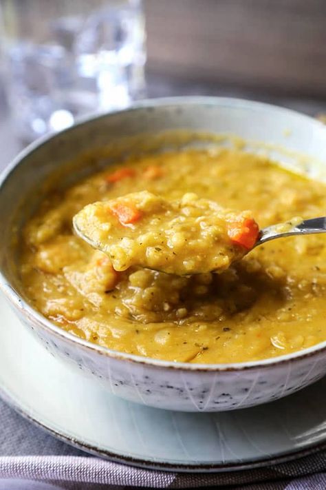 Vegetarian Split Pea Soup - Pickled Plum Food And Drinks Split Pea Soup Slow Cooker, Burger Vegetarian, Vegetarian Split Pea Soup, Vegan Split Pea Soup, Sandwich Vegetarian, Split Pea Soup Recipe, Healthy Meats, Split Pea Soup, Pea Soup