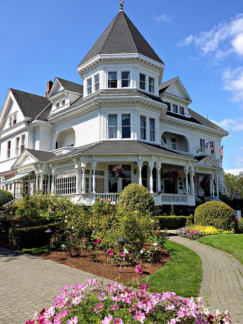 Gatsby Mansion, Majestic Houses, Victorian Style House, Victorian Style Homes, White Victorian, Victoria British Columbia, Victorian Mansions, Victorian Architecture, Victorian Houses