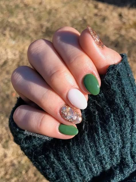 St Patrick Day Dip Powder Nails, Neutral St Patricks Day Nails, Classy Nails Ombre, Green And Glitter Nails, Nail Designs Goth, Nail 2023 Summer, Elegant Nails Classy, Nails Dipped, Nail Inspo Halloween