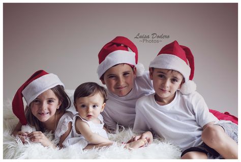 Una Navidad entre hermanos!!!! Christmas Baby Pictures, Christmas Family Photoshoot, Family Holiday Photos, Photoshoot Studio, 3 Boys, Three Boys, Christmas Photoshoot, Christmas Photo, Pictures Ideas