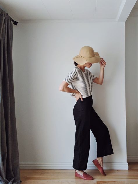 7 ways to style wide leg pants - PetraAlexandra Blog Navy Wide Leg Crop Pants Outfit, Ankle Length Wide Leg Pants Outfit, Black Cropped Wide Leg Pants Outfit, Wide Leg Dress Pants Outfit, Black Wide Leg Pants Outfit Casual, Wide Leg Crop Pants Outfit, Wide Leg Black Pants Outfit, Black Wide Leg Pants Outfit, Wide Cropped Pants