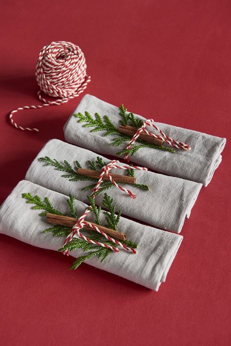 Homemade Napkin Rings, Fall And Christmas Decor, Christmas Table Deco, Christmas Napkin Ring, Ideas Decoracion Navidad, Christmas Dining Table Decor, Fall And Christmas, Creative Table, Christmas Napkin Rings