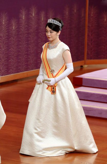 Princess Mako of Akishino at the official New Year's Eve ceremony at the Imperial Palace on January 1, 2018 in Tokyo. She was there for the last time before leaving the royal family in November 2018 because of her marriage to Kei Komuro. Princess Kako Of Akishino, Princess Mako, Japanese Princess, Imperial Fashion, Women Lawyer, Royal Party, Timeless Wedding Dress, Royal Crowns, Handsome Prince