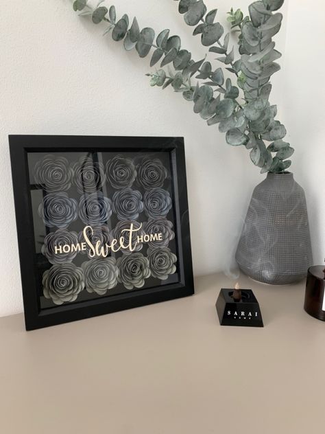 Home sweet home pper flower shadow box Home Sweet Home Shadow Box Ideas, Home Shadow Box Ideas, Floral Shadow Box Ideas, Paper Flower Shadow Box, Shadow Box Ideas, Arte Aesthetic, Flower Shadow, Flower Shadow Box, Paper Wall Hanging